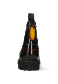 Botas de tobillo de cuero negro con un acabado brillante, que presentan acentos en naranja contrastantes, una puntera redonda y una suela gruesa y resistente.