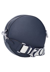Borsa rotonda in pelle blu navy con superficie testurizzata; chiusura con zipper argento; tracolla regolabile con dettagli a motivo bianco e blu navy.