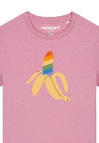 Lichtroze katoenen t-shirt met een gele bananengrafiek en een regenbooggestreepte schil. Ronde hals en korte mouwen.