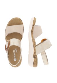 Sandali beige con tomaia simile alla pelle scamosciata, suola rivestita in sughero e dettaglio a fibbia arrotondata. Cinghie regolabili per una vestibilità e un comfort ottimali.