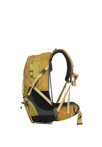 Sac à dos jaune et noir avec un extérieur à motifs, plusieurs sangles ajustables et une poche zippée sur le côté. Dispose d'un dos rembourré et d'un soutien pour les épaules.