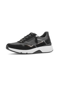 Zwarte sneaker met een mix van suede en mesh materialen. Dikke witte zool met een gestructureerde grip. Subtiele metallic accenten en vetersluiting.