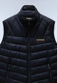 Schwarze gepolsterte Weste mit hohem Kragen, ausgestattet mit einem zentralen Reißverschluss und zwei Reißverschlusstaschen, mit einem Logo-Patch auf der Brust.