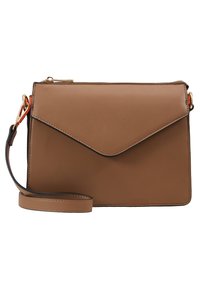 Borsa a tracolla in ecopelle marrone con chiusura a patta, accessori in oro e tracolla removibile. Presenta linee pulite e un profilo nero a contrasto.