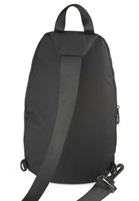 Bolso bandolera negro de tela con una textura suave, cuenta con un asa en la parte superior, correa ajustable y una cremallera lateral para un acceso fácil.