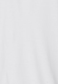 Weißer Baumwollstoff mit glatter Textur und leichtem Glanz, der eine einheitliche Farbe und subtile Variationen in der Dicke aufweist.