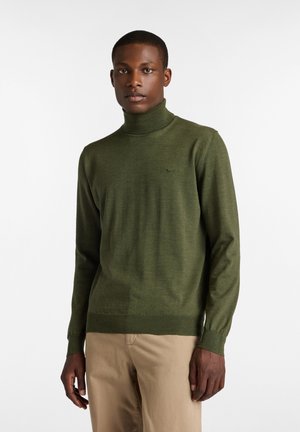 Grüner Rollkragensweater aus Strickstoff, mit tailliertem Design, gerippten Bündchen und einem dezenten Logo auf der Brust.