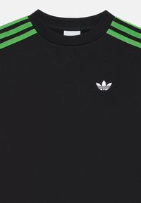 Schwarzes kurzärmliges T-Shirt mit Rundhalsausschnitt, ausgestattet mit grünen Streifen auf den Schultern und einem weißen Adidas-Logo auf der Brust.