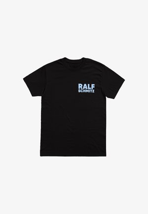 Schwarzes T-Shirt mit kurzen Ärmeln und hellblauem Text "RALF SCHMITZ" auf der linken oberen Brustseite.