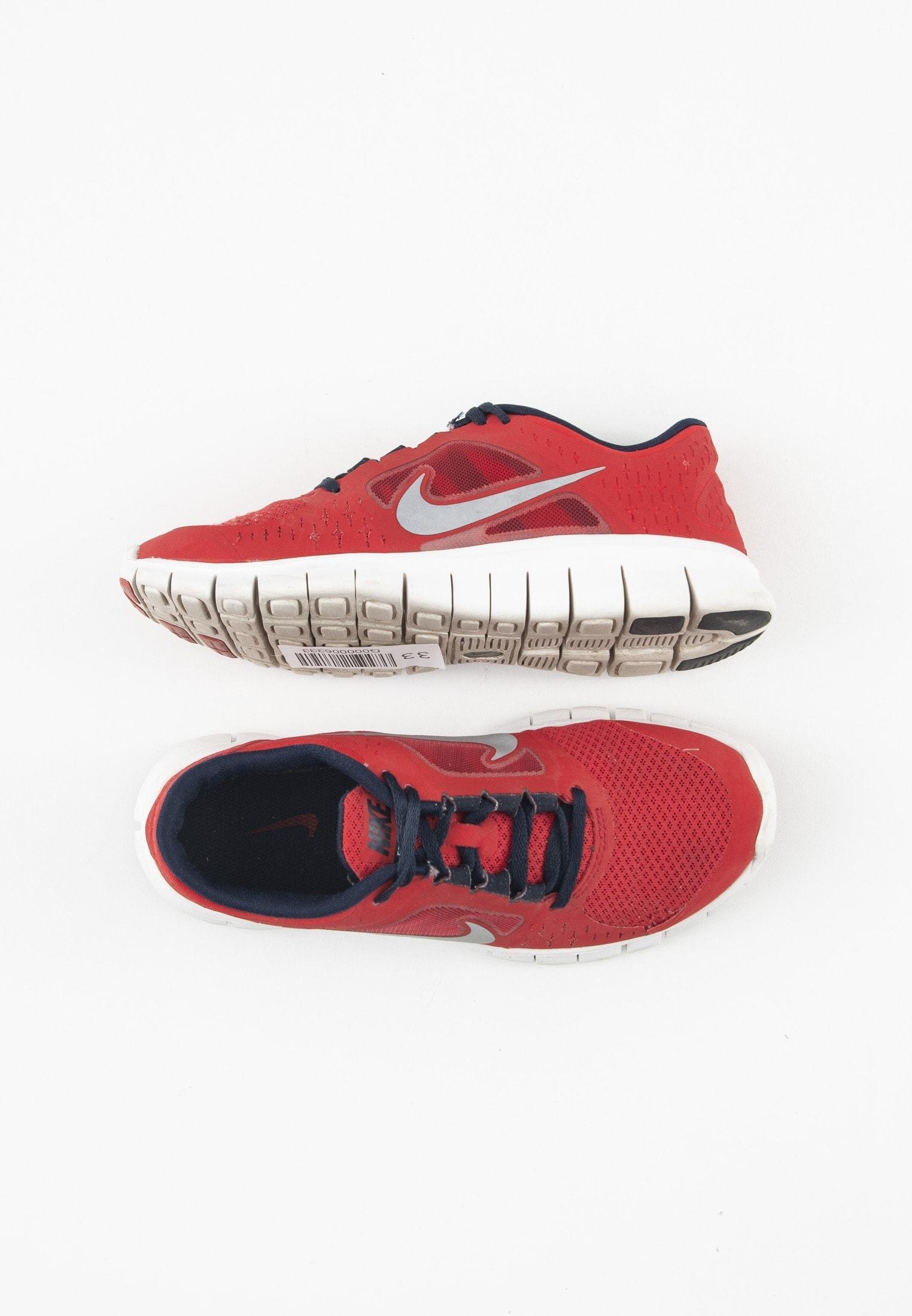 red trainers nike