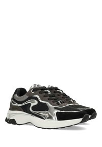 Černé a stříbrné sportovní boty s kombinací síťoviny, semiše a kovových akcentů. Robustní podrážka s texturovaným gumovým vzorkem, šněrovací design.