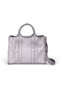 Borsa a tracolla in pelle grigia con due manici corti e una tracolla rimovibile. Presenta il testo in rilievo "Juicy Couture" sul davanti.