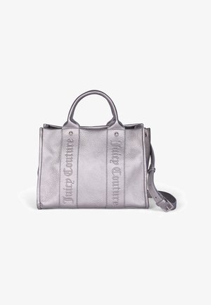 Borsa a tracolla in pelle grigia con due manici corti e una tracolla rimovibile. Presenta il testo in rilievo "Juicy Couture" sul davanti.