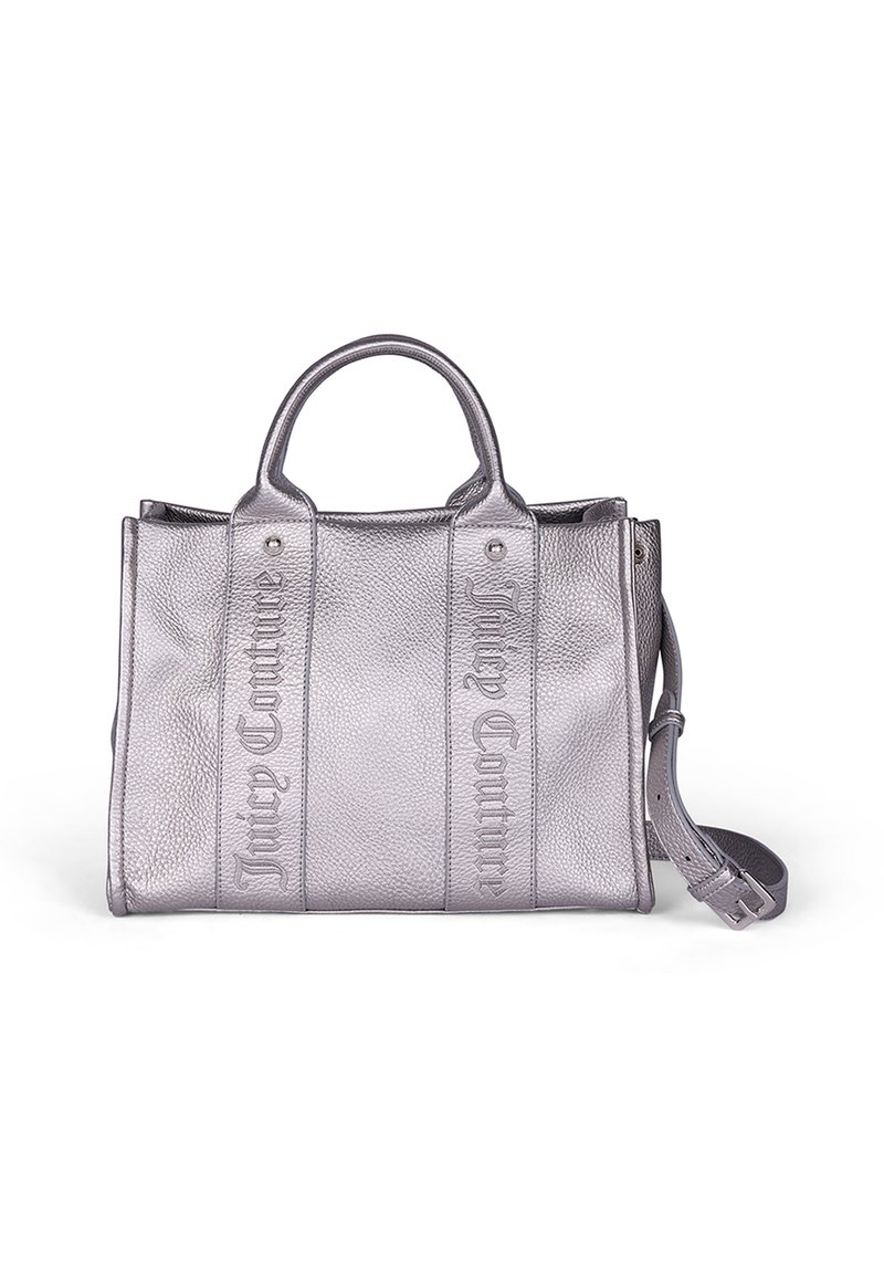 Borsa a tracolla in pelle grigia con due manici corti e una tracolla rimovibile. Presenta il testo in rilievo "Juicy Couture" sul davanti.