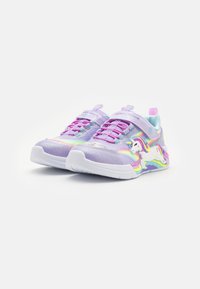 Baskets pour enfants en violet et rose avec une finition pailletée, présentant un design de licorne et un motif arc-en-ciel sur le côté. Comprend une sangle Velcro.