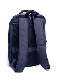 Tumedat meresinise seljakott, millel on pehme võrgust seljaosa, reguleeritavad rihmad ja kahekordne lukustus. Omab struktureeritud disaini ja vastupidavat kangast tekstuuri.