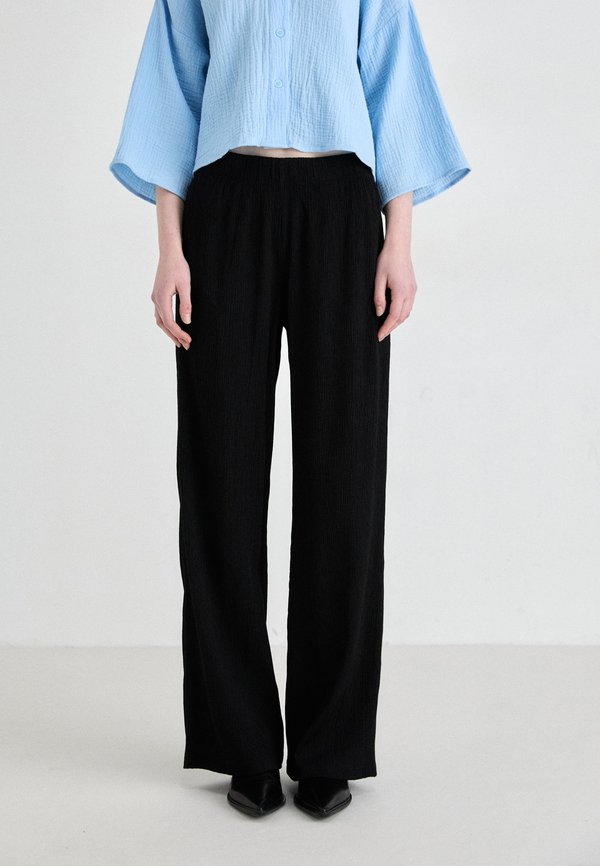 ONLKAYLIE PANT - Trousers
