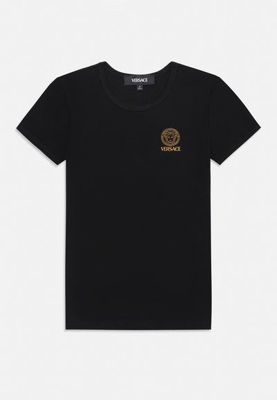 Svart kortermet t-skjorte med rund hals, med liten gullfarget Versace Medusa-logo og merkenavn øverst på venstre bryst.
