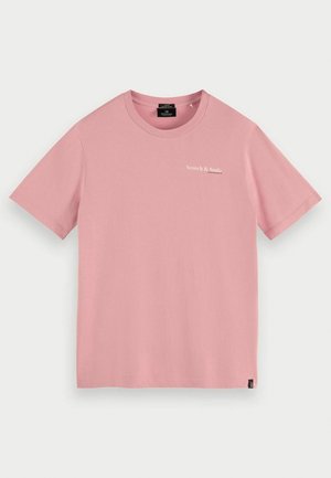 Roze T-shirt met korte mouwen en ronde hals met klein wit "Scotch & Soda" logo op de linkerborst en een zwart label aan de onderzoom.