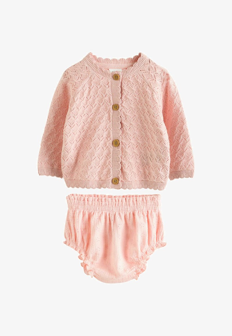 Cardigan tricoté rose pour bébé avec boutons en bois, accompagné d'un bloomer rose assorti avec des volants et des détails en broderie anglaise.