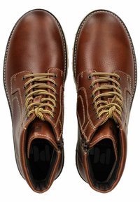 Botines de cuero marrón con punteras redondeadas, cordones dorados, costuras en contraste y cremalleras laterales. Acabado texturizado y suela robusta.