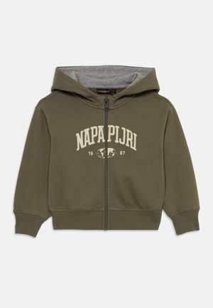 Hoodie verde-azeitona com fecho de correr e forro cinza. Apresenta uma impressão de logotipo branco ao longo do peito e punhos e bainha canelados. Tecido suave em mistura de algodão.