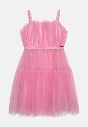 Robe en tulle rose sans manches avec fines bretelles et un corsage légèrement froncé, présentant une ceinture scintillante et une jupe superposée.