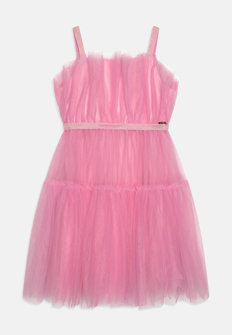 Robe en tulle rose sans manches avec fines bretelles et un corsage légèrement froncé, présentant une ceinture scintillante et une jupe superposée.
