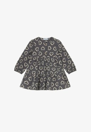 Vestido de manga larga para niño pequeño en gris oscuro con patrones de corazones de cuerda beige y dos botones de madera en el escote.