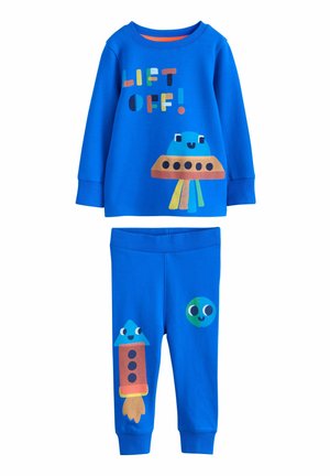 Blaues Baumwoll-Pyjama-Set mit einem langärmeligen Oberteil, das den Text "LIFT OFF!" und bunte Alien-Grafiken zeigt, kombiniert mit einer passenden Hose, die eine Rakete und einen Planeten darstellt.