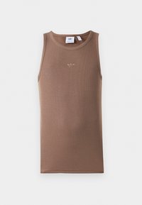 Brun ærmeløs tanktop med ribbet tekstur og rund hals. Har et lille broderet logo centreret på brystet.