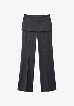 Pantaloni largi de culoare gri închis, cu un panou suprapus pliat în zona taliei, detalii cu pliuri frontale și un material neted, croitorit.