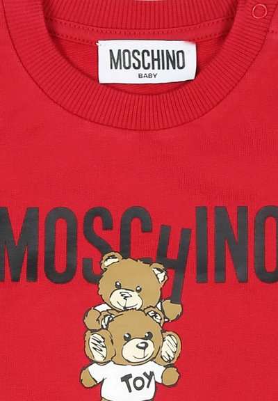 Sweatshirt di cotone rosso con stampa nera "MOSCHINO" e illustrazione di due orsetti impilati, uno dei quali indossa una maglietta bianca con l'etichetta "Toy."