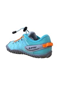 Zapatilla deportiva azul claro con malla transpirable, suela de goma gris, detalles en naranja y un sistema de cordones ajustable para un ajuste seguro.