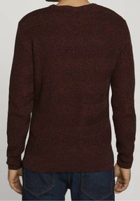 Strickpullover mit strukturierter Fischgrätmusterung in Dunkelrot und Schwarz, mit langen Ärmeln und rundem Halsausschnitt.