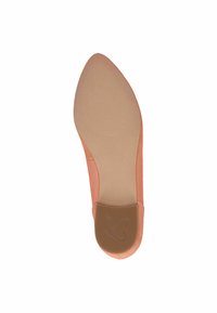 Zapato color durazno con punta afilada y textura suave. La suela es de color marrón claro con un ligero patrón de agarre y un logotipo de mariposa.