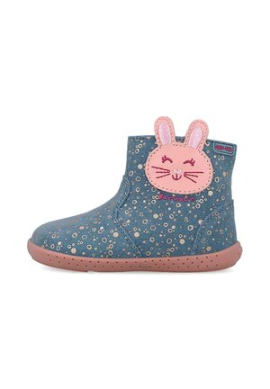 Botines azules con un patrón salpicado, que presentan un aplique de cara de conejo rosa y suela de goma texturizada. Material suave, diseño de punta redonda.