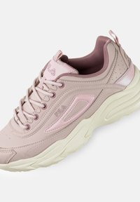 Zapatilla de cuero rosa con acentos texturizados, suela acolchada y punta redondeada. Presenta un logo en el lateral y cordones en tono similar.