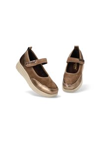 Zapatos de ante marrón con un acento metálico dorado, punta redonda y correa ajustable. Cuentan con una suela acolchada para mayor comodidad.