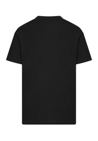Camiseta de algodón negra, de manga corta, con cuello redondo clásico, color liso, sin gráficos ni patrones, textura suave, corte relajado.