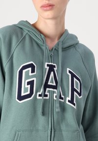 GAP HERITAGE - Mikina s kapucňou - district green