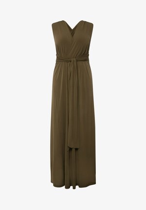 Largo vestido verde oliva hecho de una tela suave, con un diseño cruzado, corte sin mangas y una cintura ceñida para una silueta definida.