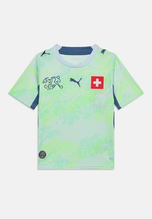 Lichtgroen en blauw voetbalshirt met korte mouwen, voorzien van de Zwitserse vlag, Puma-logo's en het embleem van de Zwitserse Voetbalbond op de voorkant.