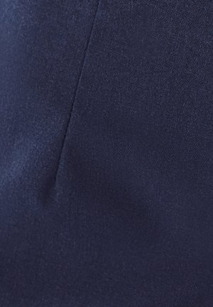 Mornarska tkanina s glatkom, blago sjajnom teksturom. Ima šav koji se vertikalno proteže duž površine. Pogodna za odjeću ili tapeciranje.