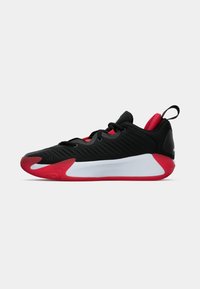 Adidași sport negri cu accente roșii, talpă intermediară albă, șireturi negre și un tab pentru tragere pe călcâi, prezentați în profil lateral pe un fundal alb.