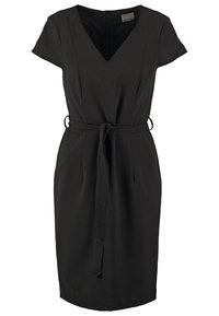 Robe noire longueur genou avec manches courtes, encolure en V et ceinture en tissu amovible nouée à la taille.