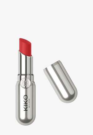 Rossetto rosso in un astuccio metallico argento. La mina ha una punta curva e il tappo è cilindrico con una finitura lucida. Logo Kiko Milano visibile.