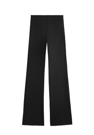 Pantaloni negri cu picioare largi, realizați dintr-un material neted, cu un elastic în talie. Designul include o croială pe întreaga lungime și nu are modele sau accente vizibile.