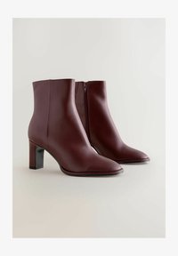 Sélectionné, new burgundy red