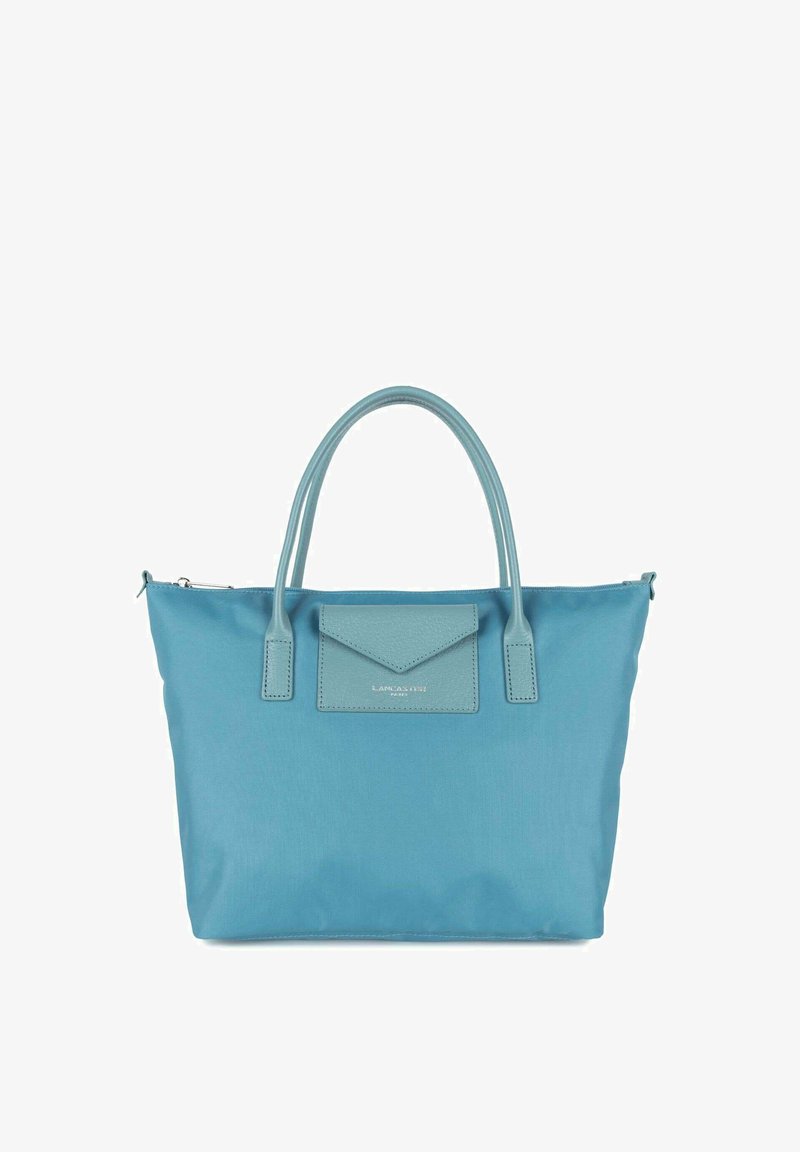 Blaues synthetisches Tragetasche mit glatter Oberfläche, ausgestattet mit zwei stabilen Griffen, einem Reißverschluss und einer kleinen Vordertasche mit Klappe.